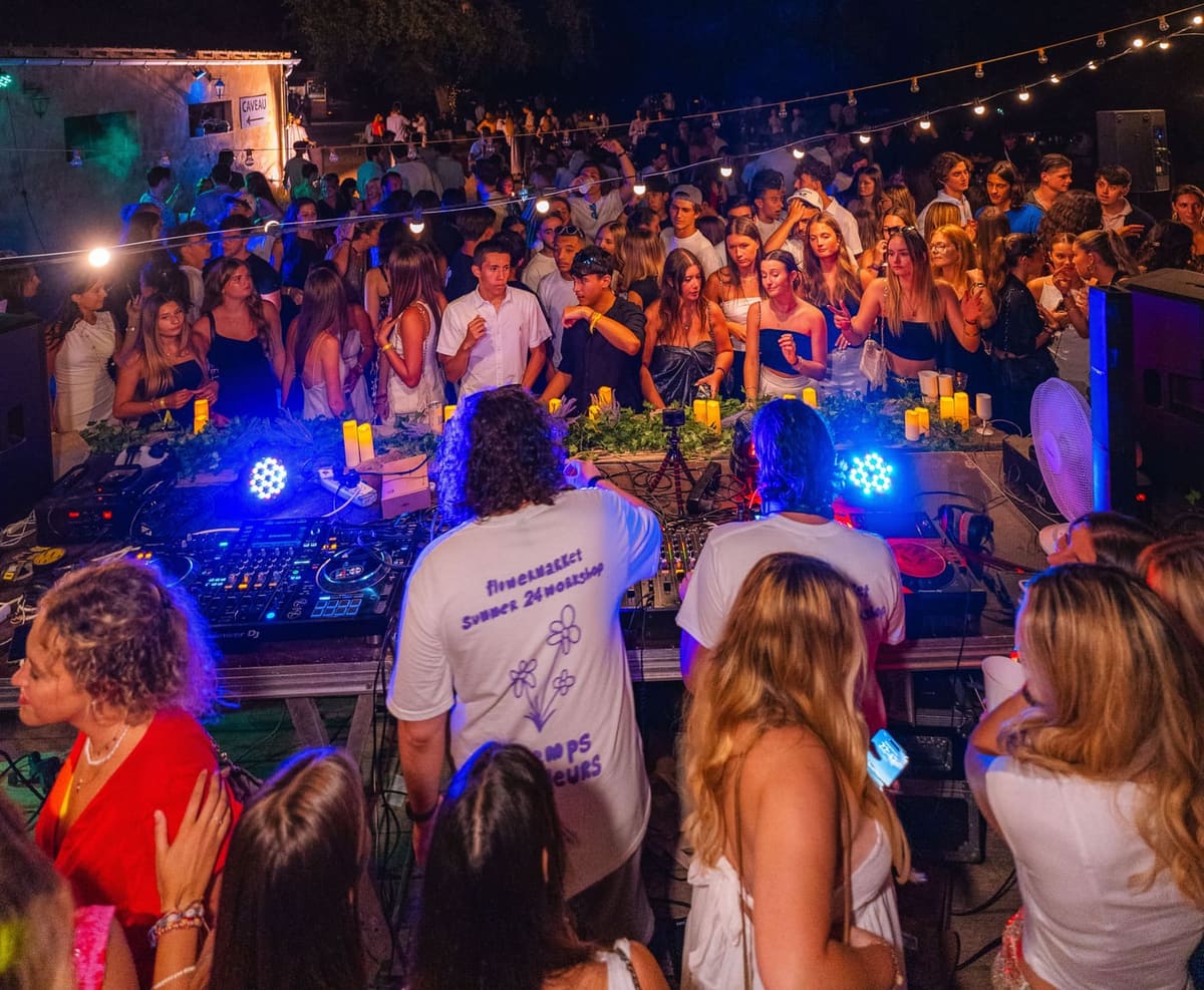 Leiven playing a DJ set